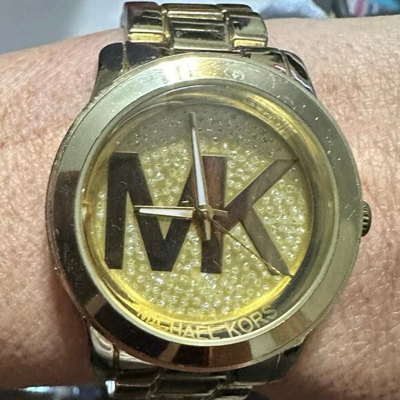 Michael Kors-3113 Woman’s Gold Tone Watch w/new Battery 100 Meters tested works - Picture 2 of 12